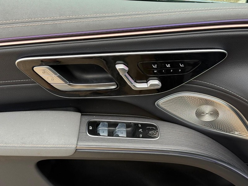 Mercedes-Benz EQS Vehicle Full-screen Gallery Image 17