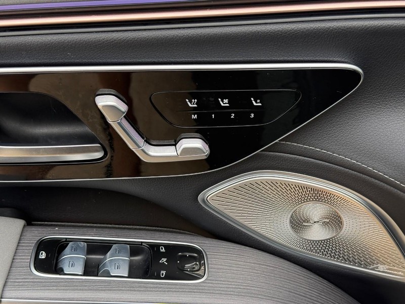Mercedes-Benz EQS Vehicle Full-screen Gallery Image 18