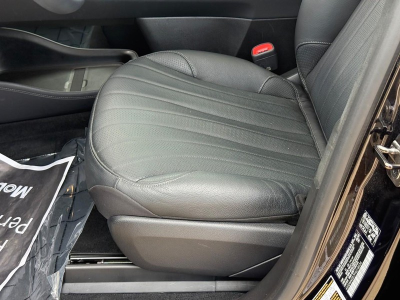 Mercedes-Benz EQS Vehicle Full-screen Gallery Image 19