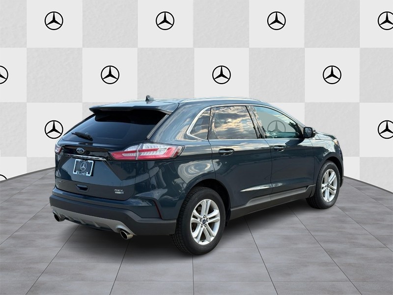 Ford Edge Vehicle Full-screen Gallery Image 3