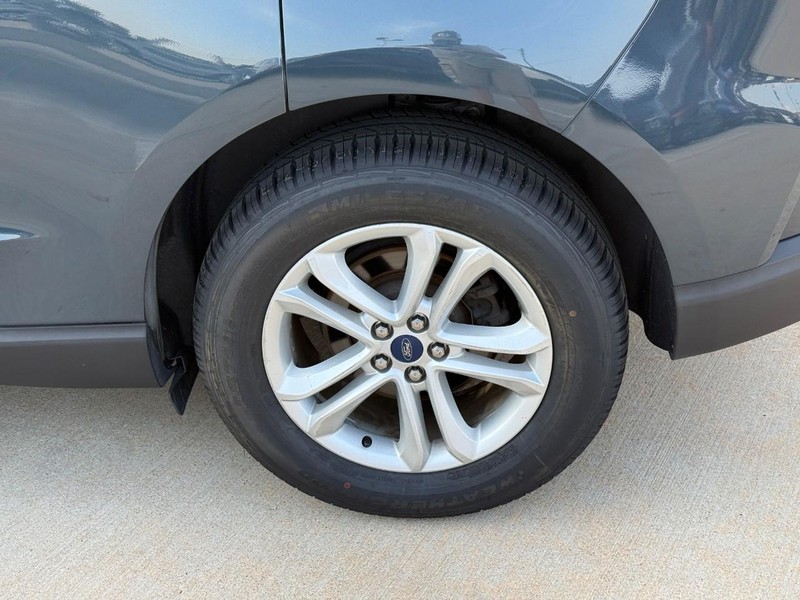 Ford Edge Vehicle Full-screen Gallery Image 9