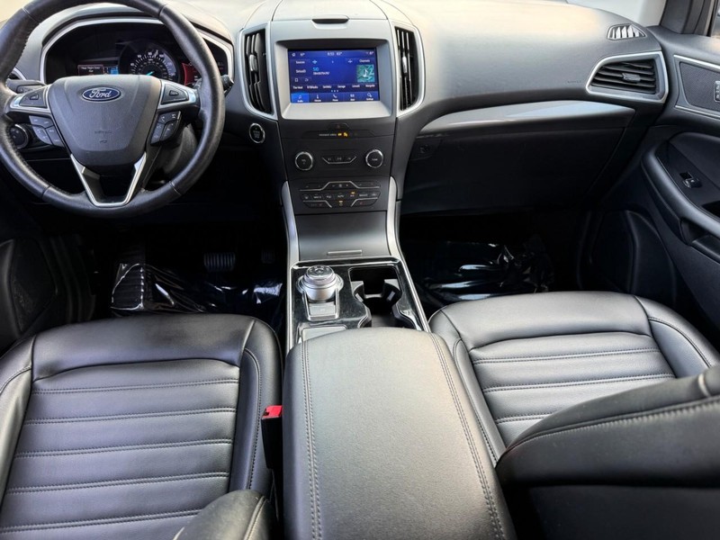 Ford Edge Vehicle Full-screen Gallery Image 12