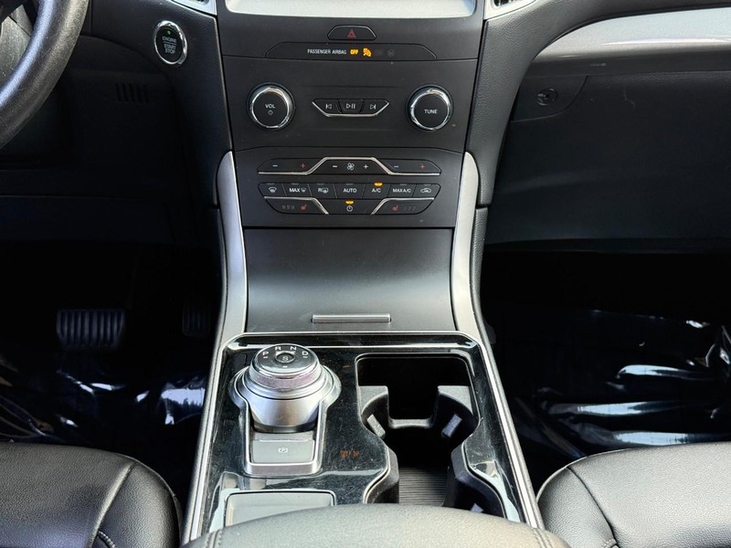 Ford Edge Vehicle Full-screen Gallery Image 15
