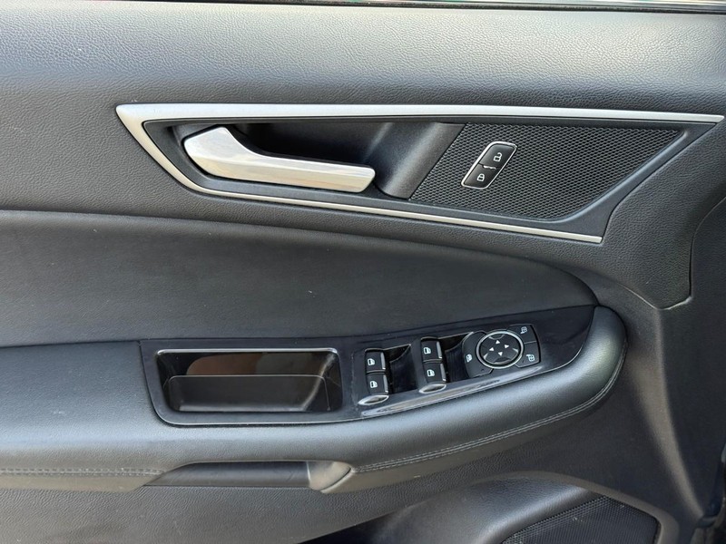 Ford Edge Vehicle Full-screen Gallery Image 16