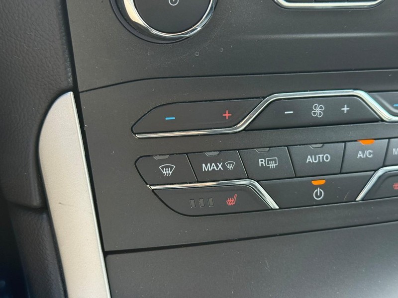 Ford Edge Vehicle Full-screen Gallery Image 24