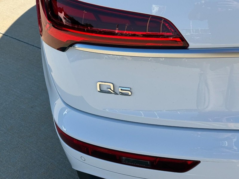 Audi Q5 Vehicle Full-screen Gallery Image 9