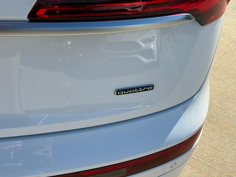 Audi Q5 Vehicle Full-screen Gallery Image 10