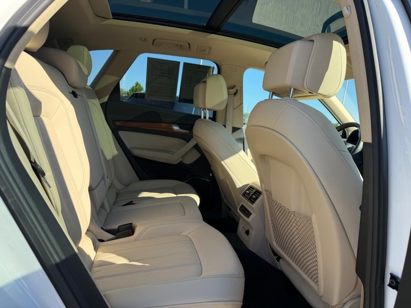 Audi Q5 Vehicle Full-screen Gallery Image 11