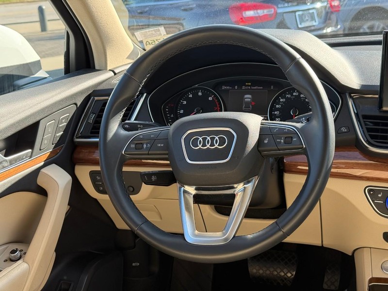 Audi Q5 Vehicle Full-screen Gallery Image 13