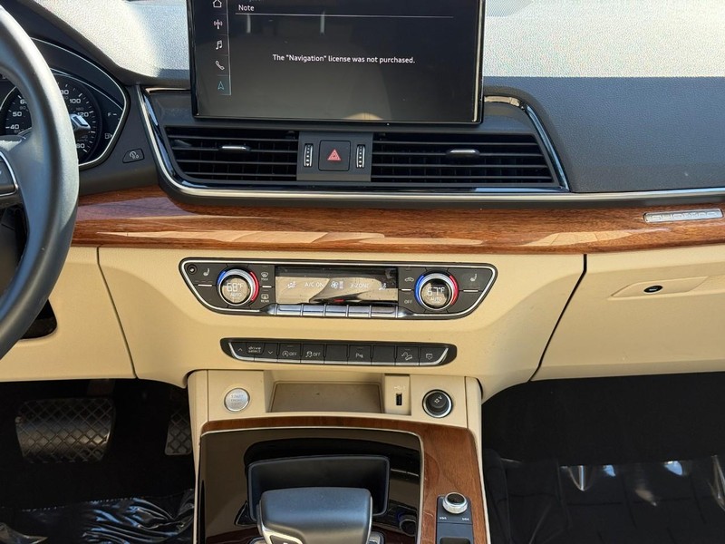 Audi Q5 Vehicle Full-screen Gallery Image 15