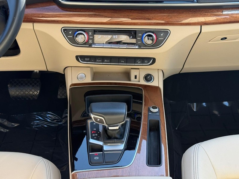 Audi Q5 Vehicle Full-screen Gallery Image 16