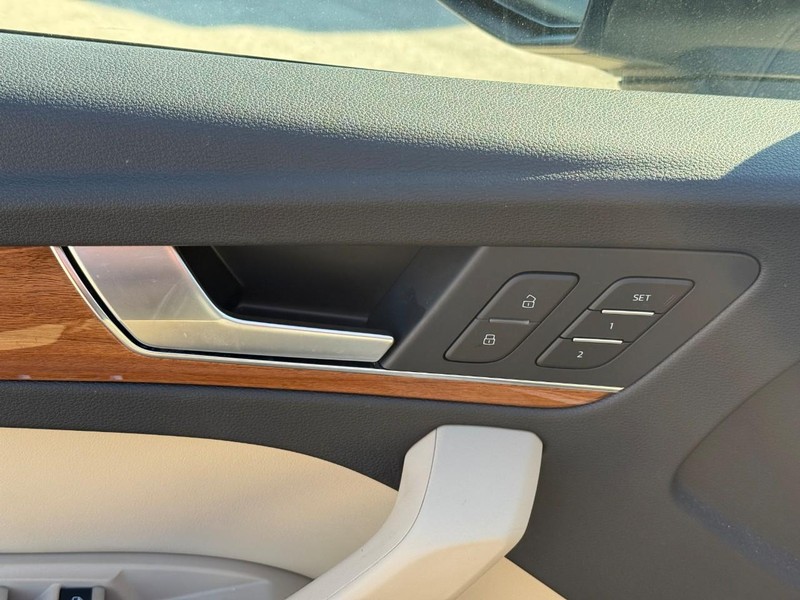 Audi Q5 Vehicle Full-screen Gallery Image 18
