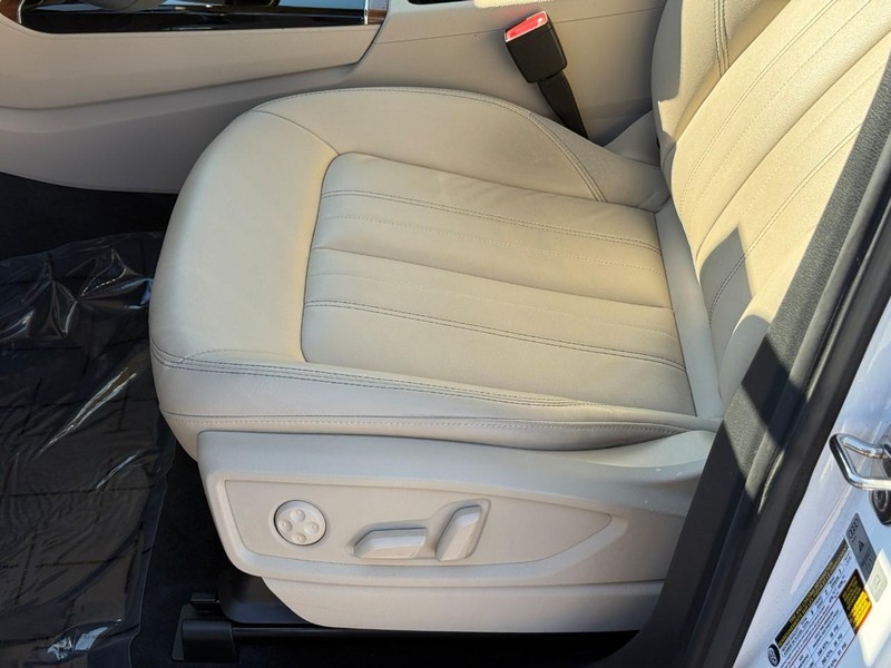 Audi Q5 Vehicle Full-screen Gallery Image 19