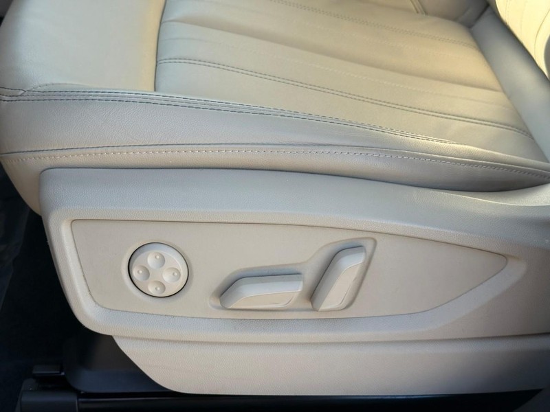 Audi Q5 Vehicle Full-screen Gallery Image 20