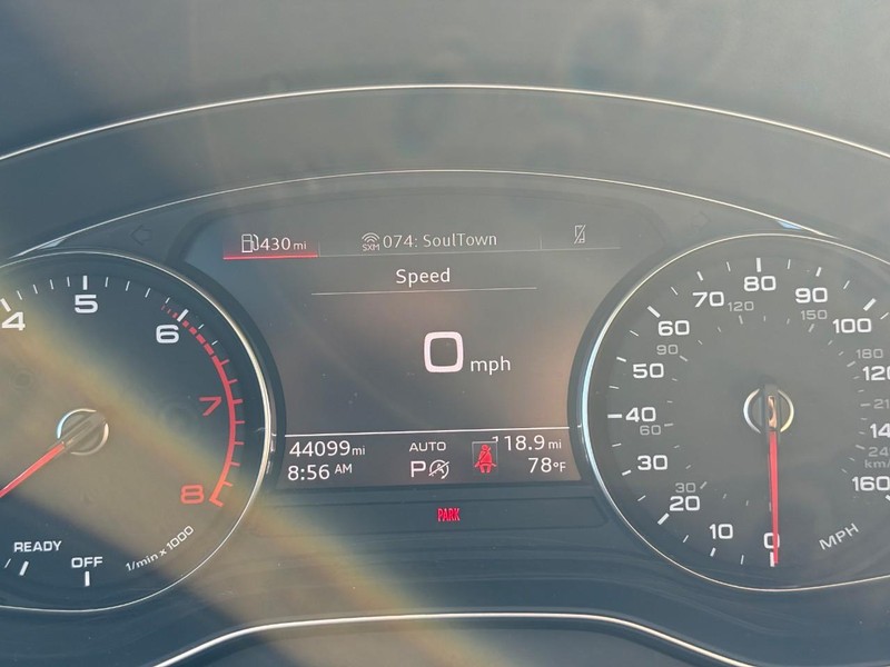 Audi Q5 Vehicle Full-screen Gallery Image 23