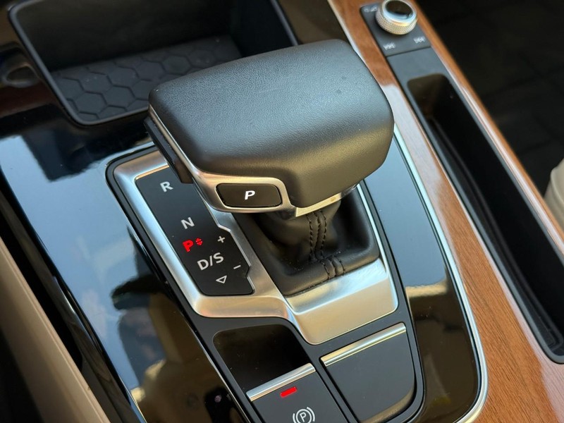 Audi Q5 Vehicle Full-screen Gallery Image 24