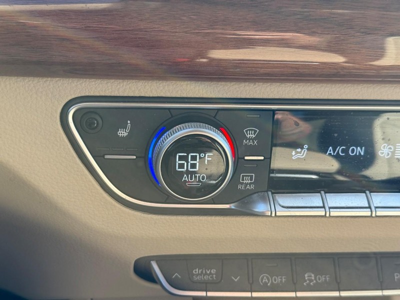 Audi Q5 Vehicle Full-screen Gallery Image 25