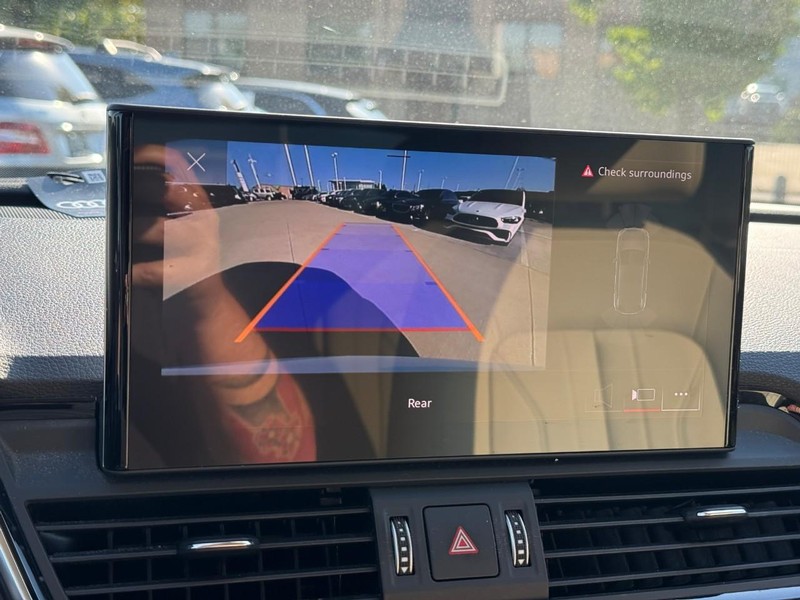 Audi Q5 Vehicle Full-screen Gallery Image 26