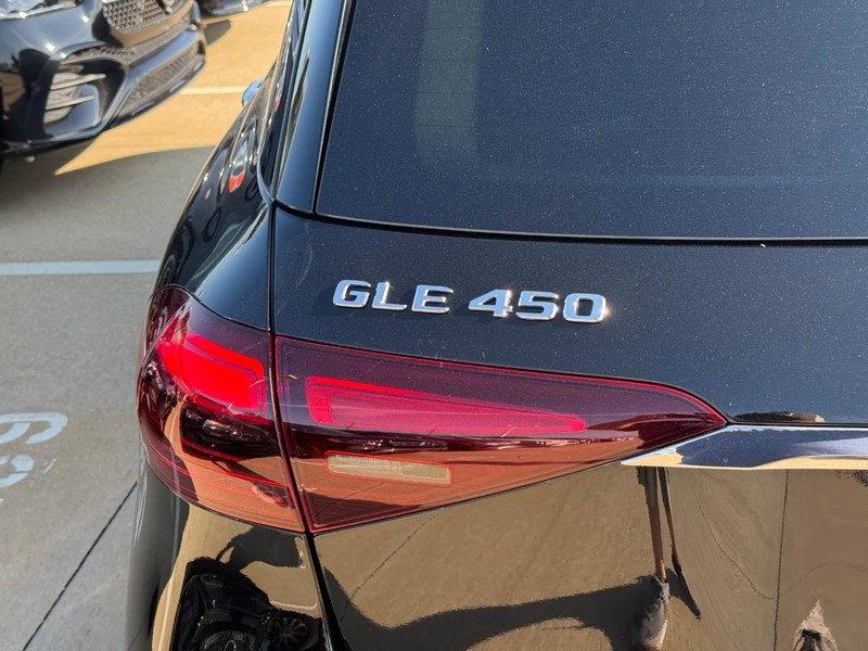 Mercedes-Benz GLE Vehicle Full-screen Gallery Image 4