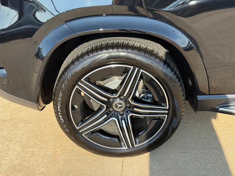 Mercedes-Benz GLE Vehicle Full-screen Gallery Image 6