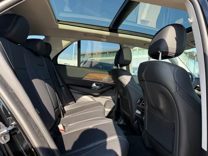 Mercedes-Benz GLE Vehicle Full-screen Gallery Image 8