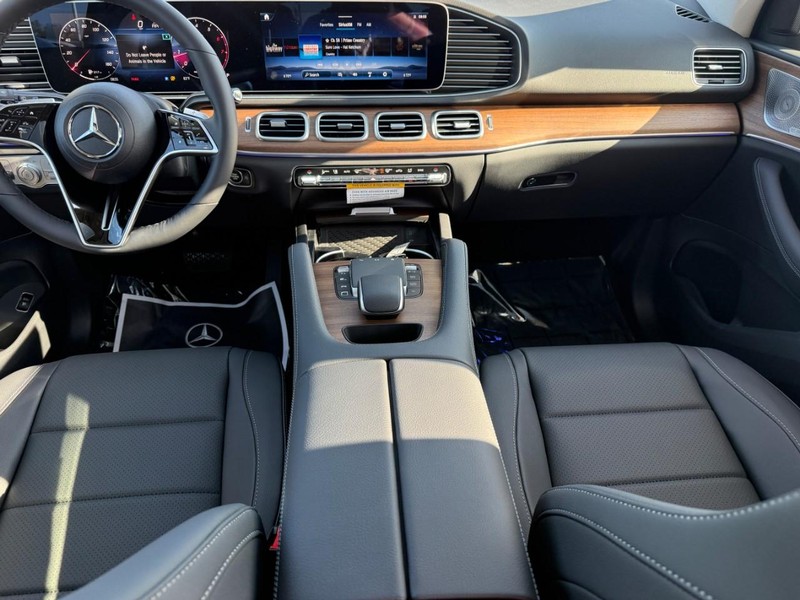 Mercedes-Benz GLE Vehicle Full-screen Gallery Image 9