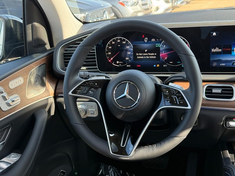 Mercedes-Benz GLE Vehicle Full-screen Gallery Image 10