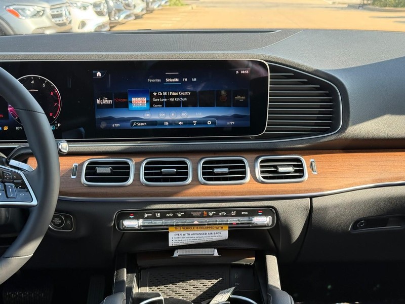 Mercedes-Benz GLE Vehicle Full-screen Gallery Image 11
