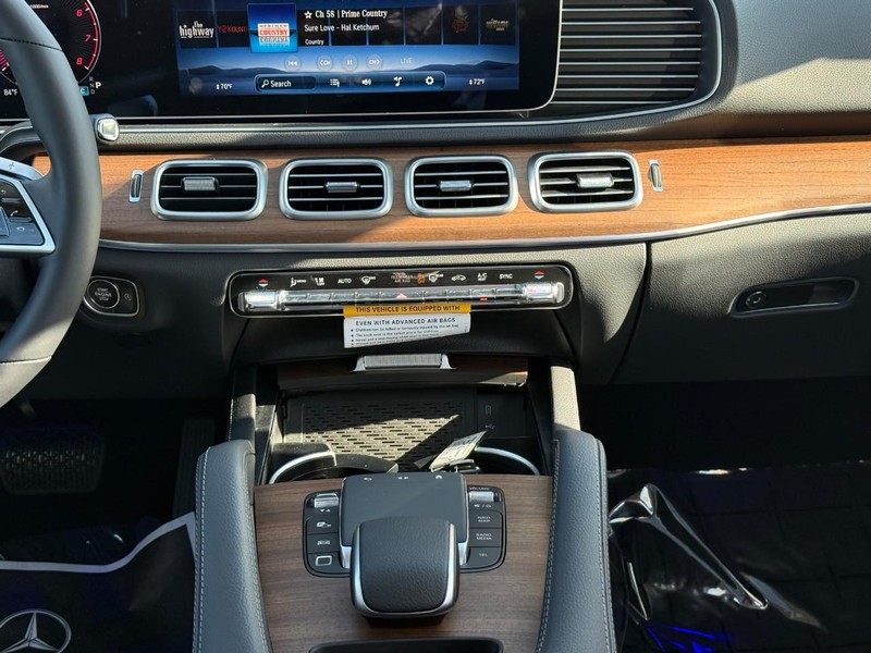 Mercedes-Benz GLE Vehicle Full-screen Gallery Image 12