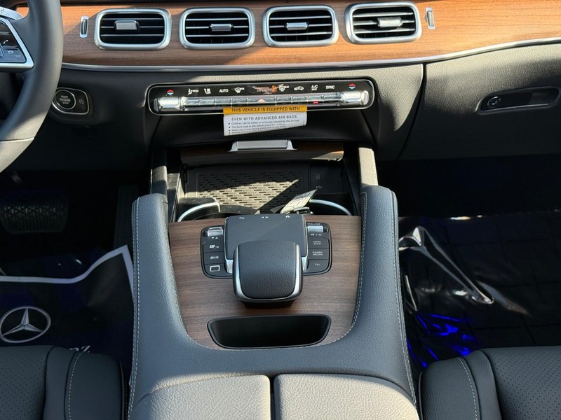 Mercedes-Benz GLE Vehicle Full-screen Gallery Image 13