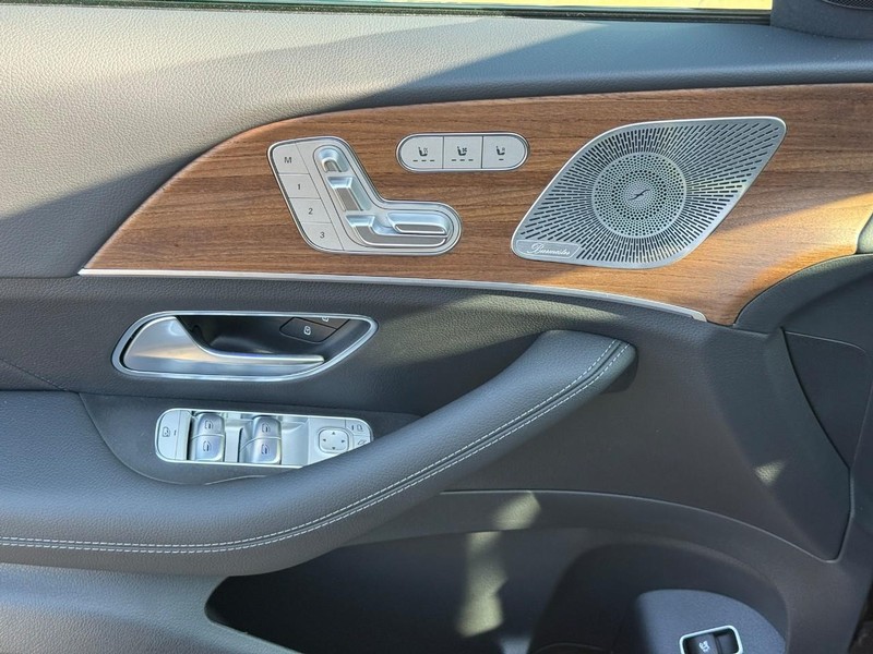 Mercedes-Benz GLE Vehicle Full-screen Gallery Image 14