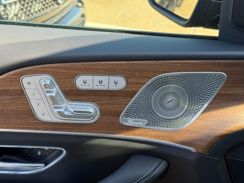 Mercedes-Benz GLE Vehicle Full-screen Gallery Image 15