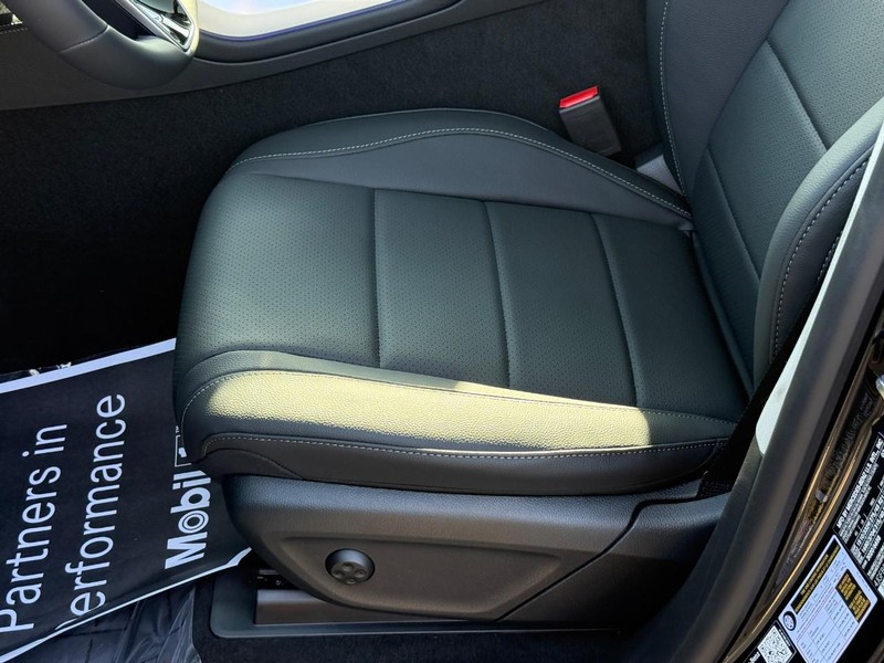 Mercedes-Benz GLE Vehicle Full-screen Gallery Image 16