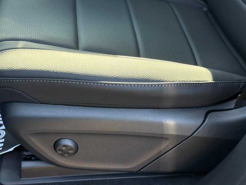 Mercedes-Benz GLE Vehicle Full-screen Gallery Image 17