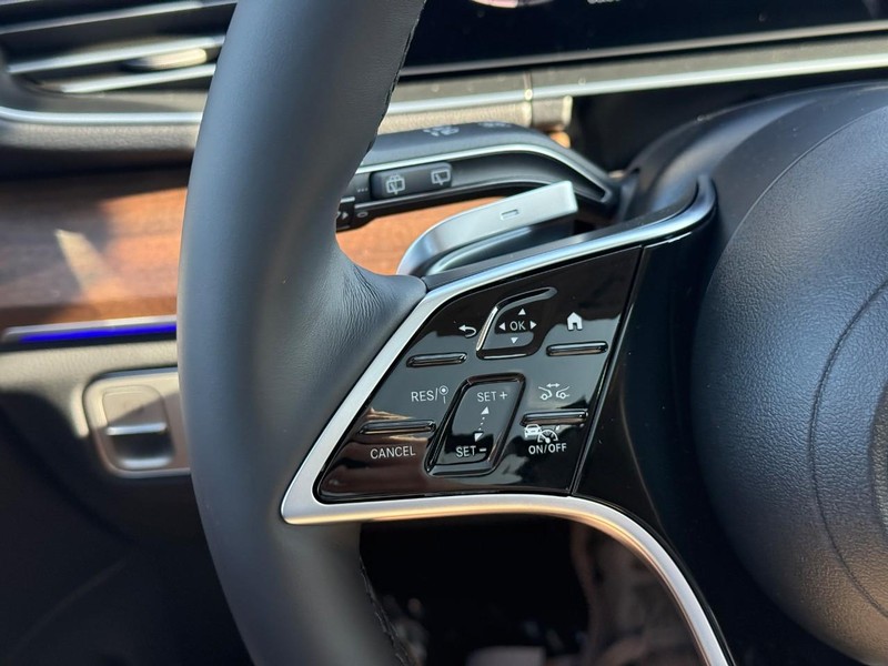Mercedes-Benz GLE Vehicle Full-screen Gallery Image 18