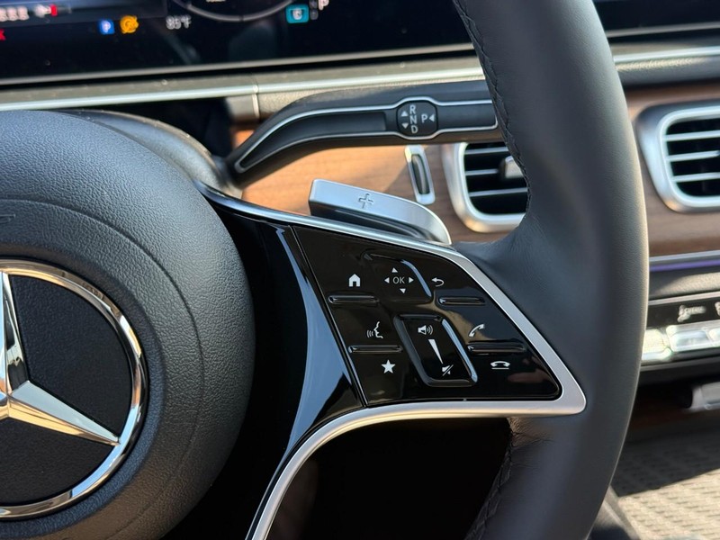 Mercedes-Benz GLE Vehicle Full-screen Gallery Image 19