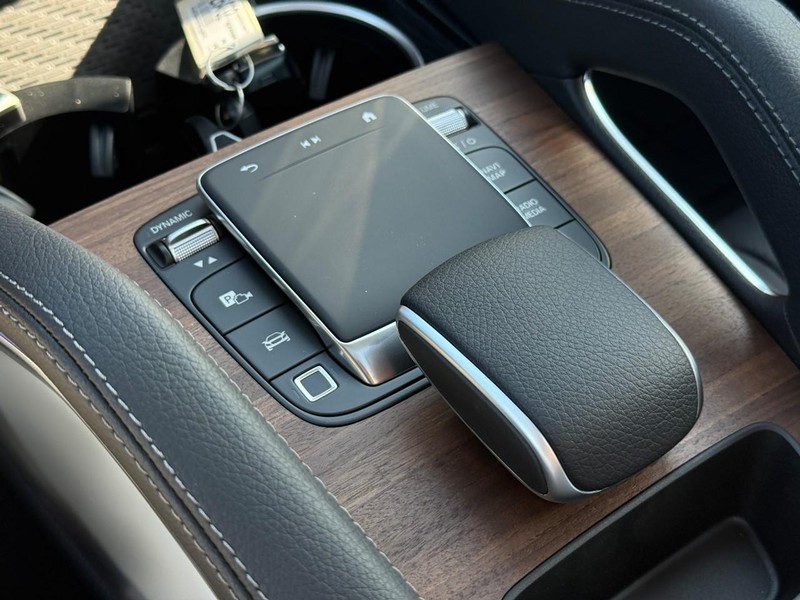 Mercedes-Benz GLE Vehicle Full-screen Gallery Image 20