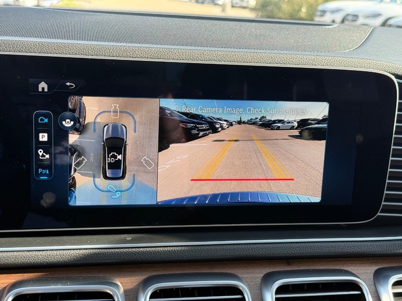 Mercedes-Benz GLE Vehicle Full-screen Gallery Image 21