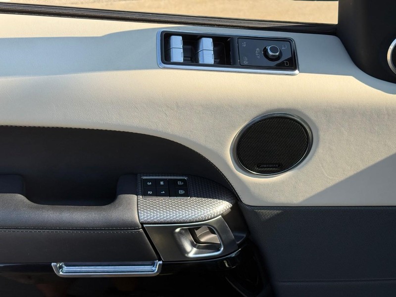 Land Rover Range Rover Sport Vehicle Full-screen Gallery Image 17
