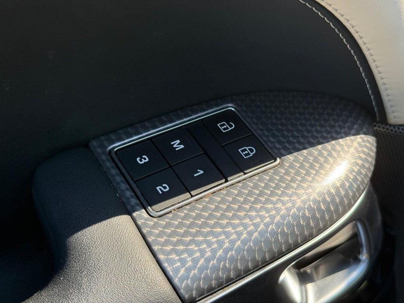 Land Rover Range Rover Sport Vehicle Full-screen Gallery Image 19