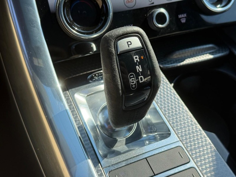 Land Rover Range Rover Sport Vehicle Full-screen Gallery Image 25