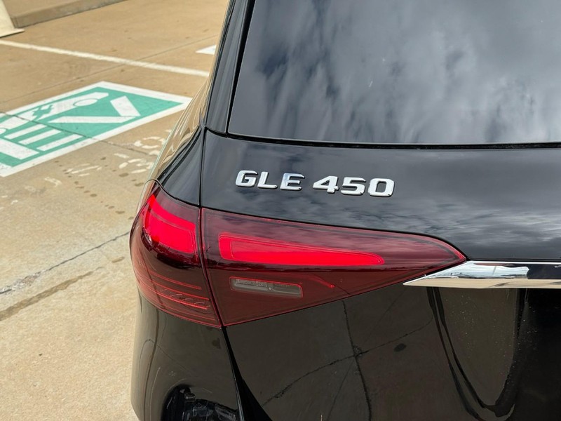 Mercedes-Benz GLE Vehicle Full-screen Gallery Image 4
