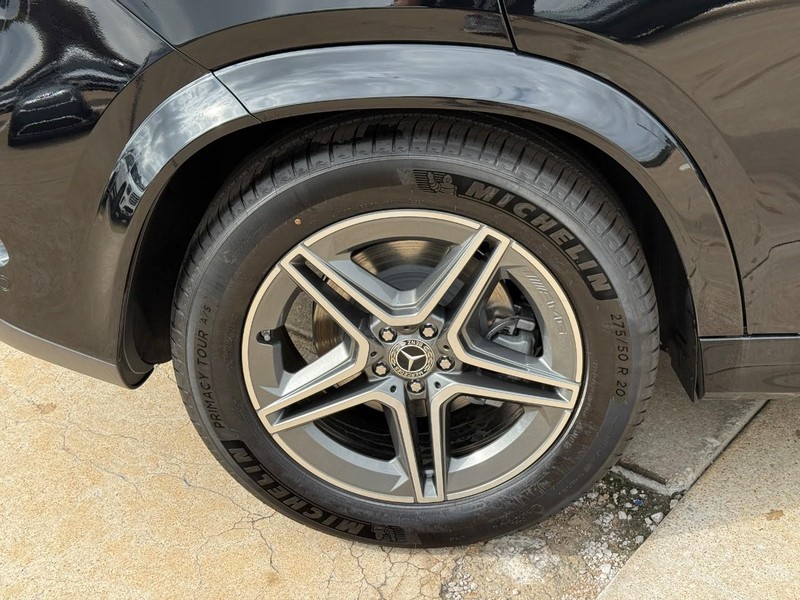Mercedes-Benz GLE Vehicle Full-screen Gallery Image 6