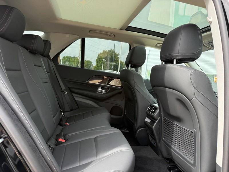 Mercedes-Benz GLE Vehicle Full-screen Gallery Image 8