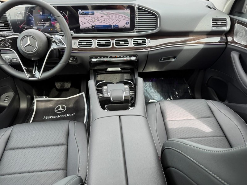 Mercedes-Benz GLE Vehicle Full-screen Gallery Image 9