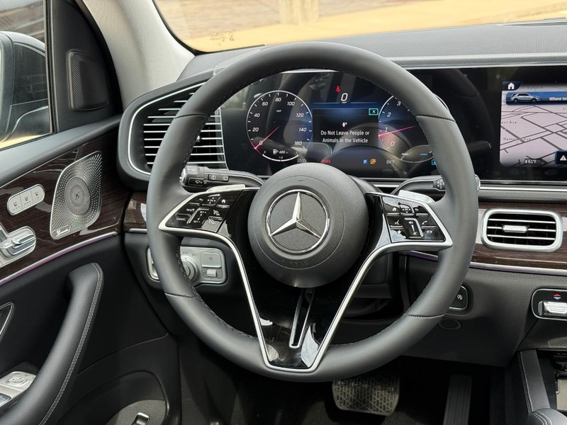 Mercedes-Benz GLE Vehicle Full-screen Gallery Image 10