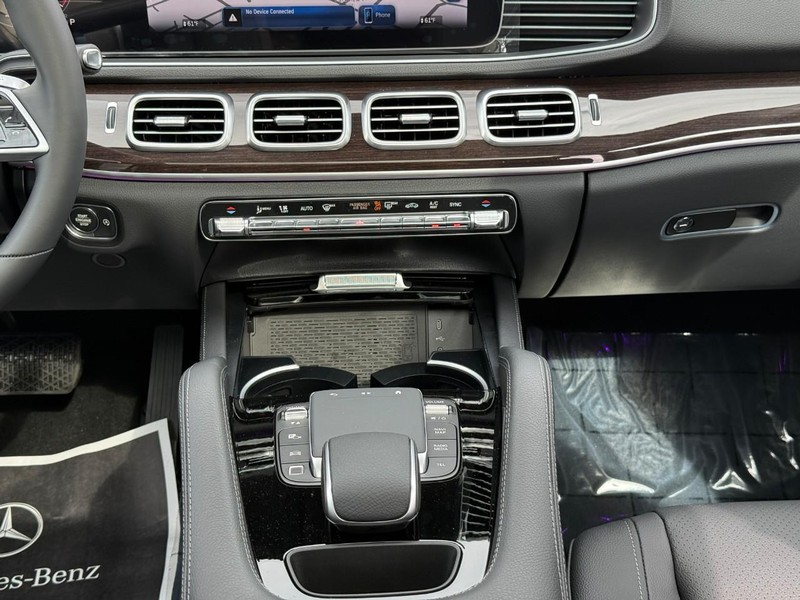 Mercedes-Benz GLE Vehicle Full-screen Gallery Image 12