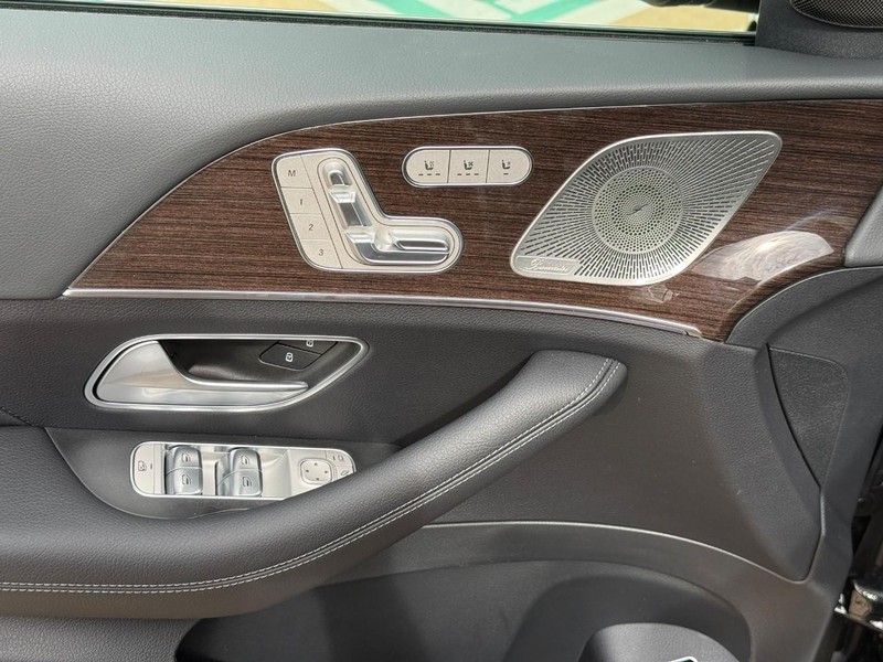 Mercedes-Benz GLE Vehicle Full-screen Gallery Image 13