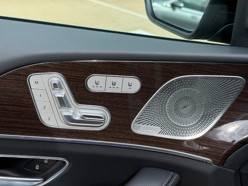 Mercedes-Benz GLE Vehicle Full-screen Gallery Image 14