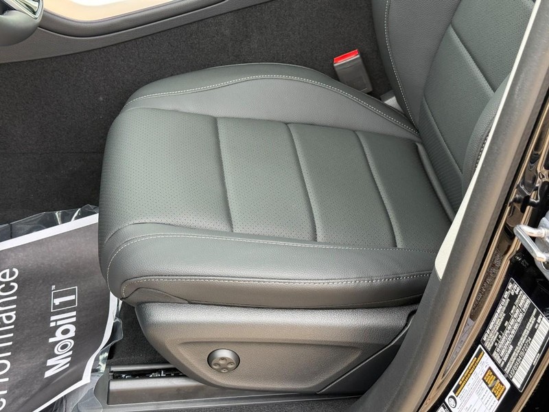 Mercedes-Benz GLE Vehicle Full-screen Gallery Image 15